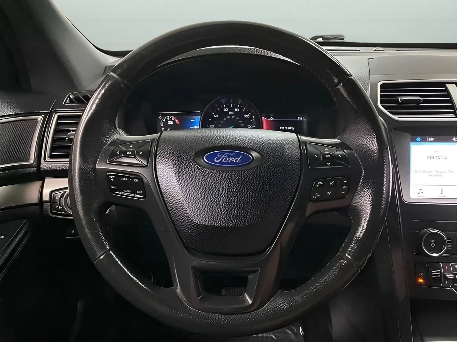 Used 2018 Ford Explorer XLT w/ Equipment Group 201A AWD/4WD image 17