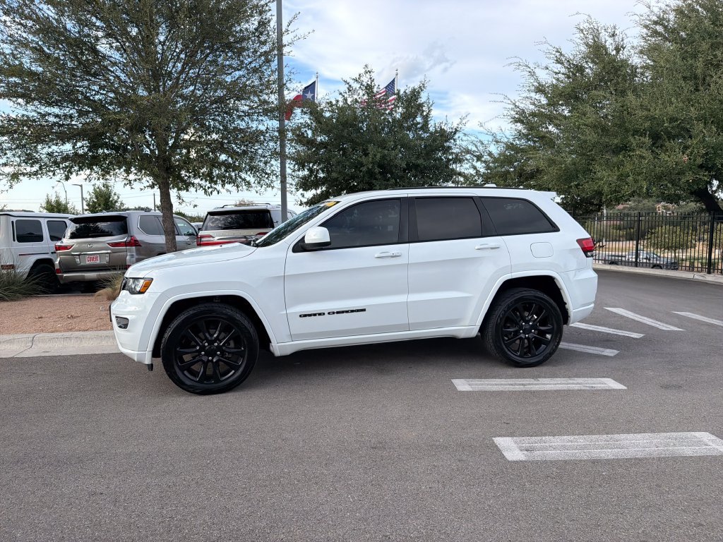 Used 2017 Jeep Grand Cherokee Altitude AWD/4WD image 4