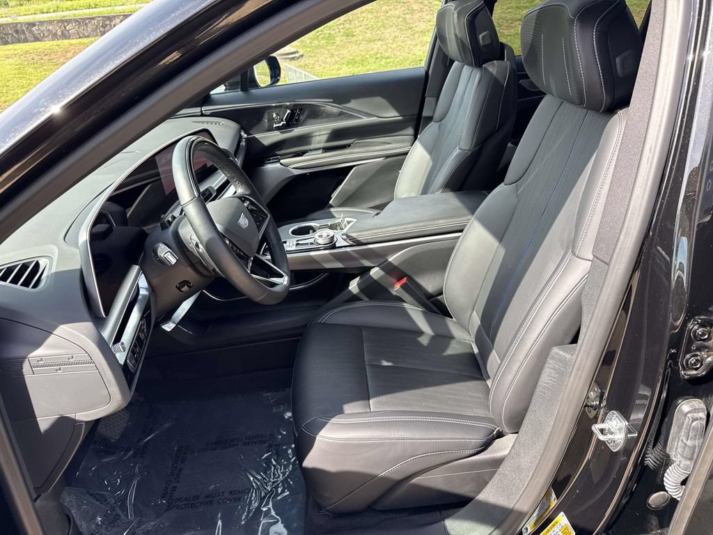 Used 2025 Cadillac Lyriq Luxury w/ LPO, Floor Liner Package AWD/4WD image 6