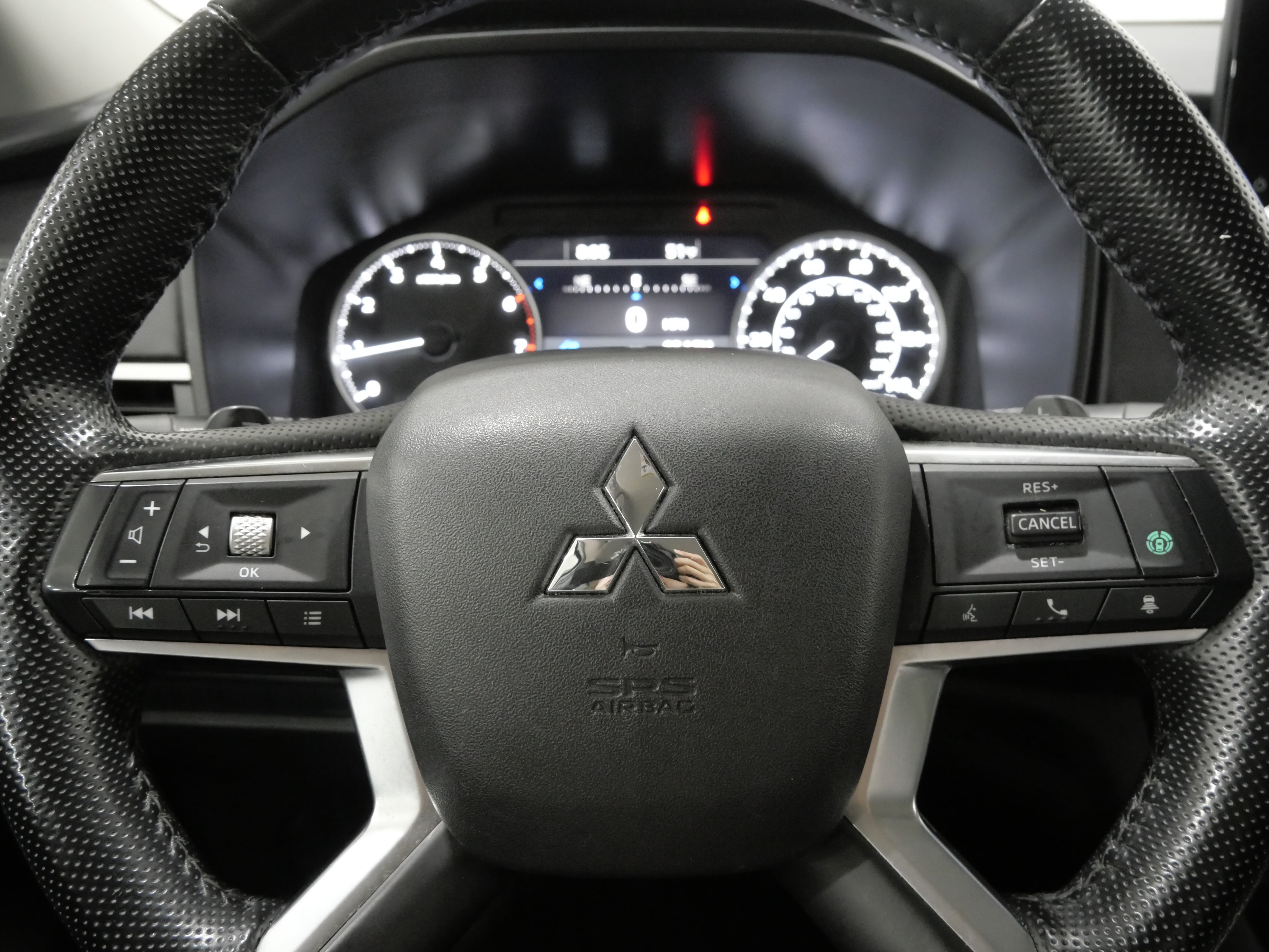 Used 2024 Mitsubishi Outlander AWD image 16