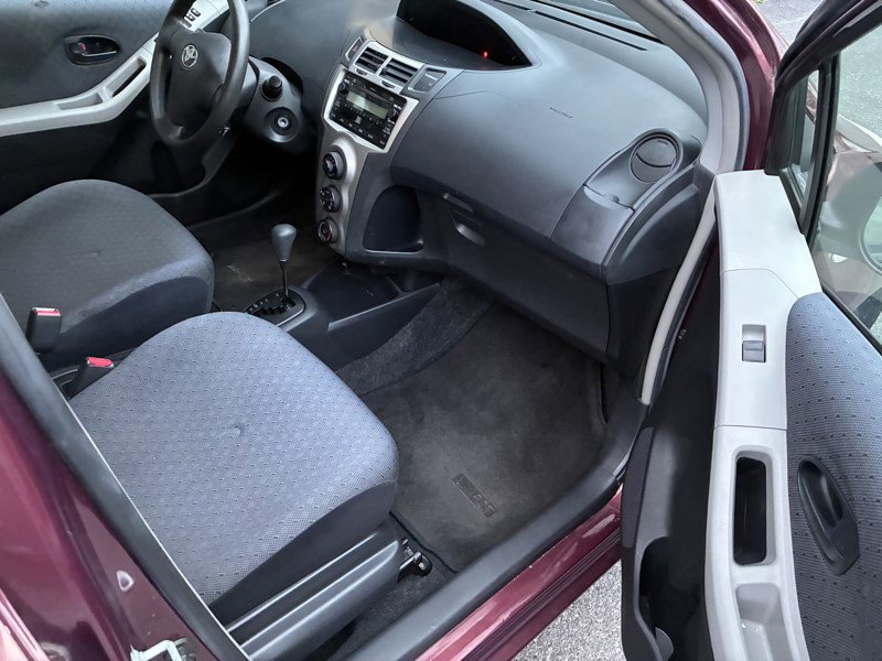 Used 2009 Toyota Yaris 4-Door Hatchback image 14