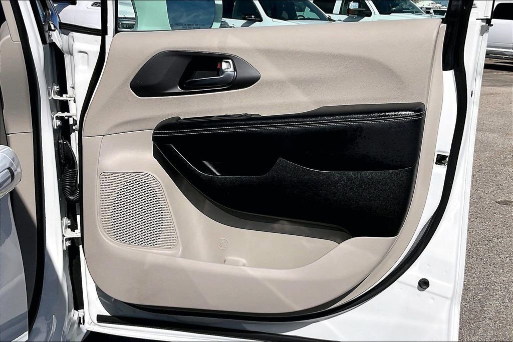 Certified 2022 Chrysler Pacifica Touring-L FWD image 29