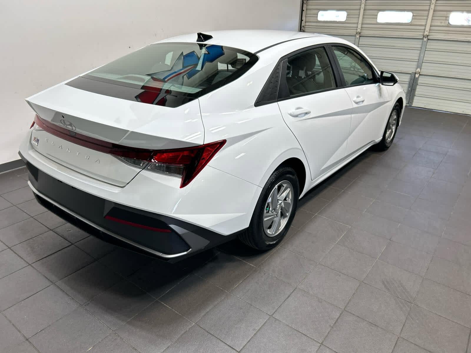 New 2026 Hyundai Elantra SE FWD image 3