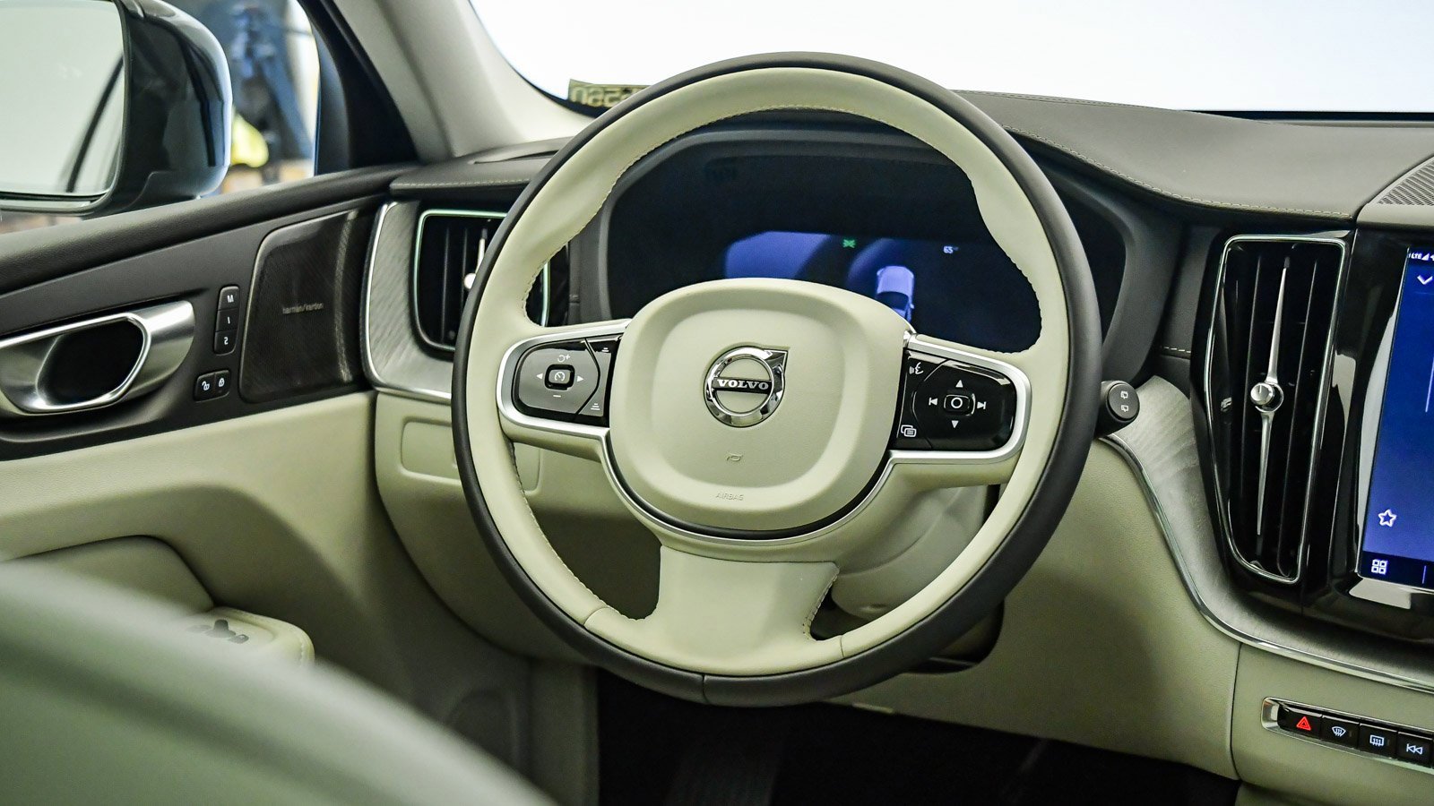 Certified 2025 Volvo XC60 B5 Ultra w/ Protection Package Premier image 13