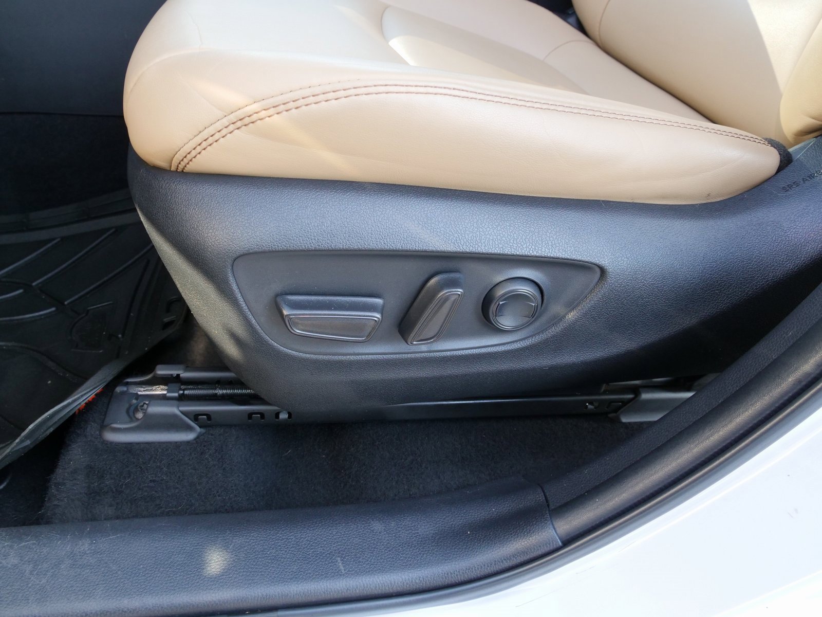 Used 2022 Toyota RAV4 XLE Premium image 18