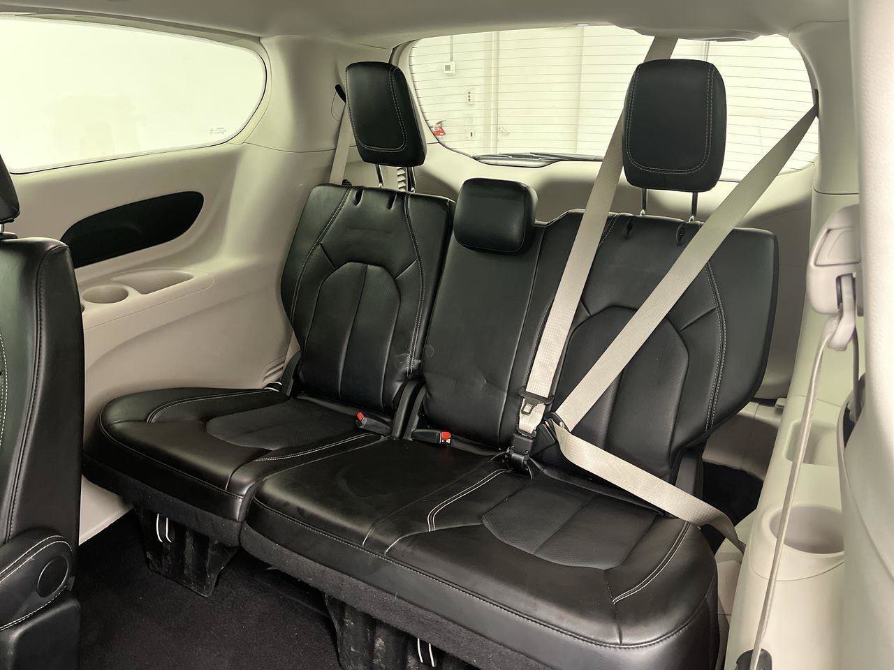 Used 2024 Chrysler Pacifica Touring-L FWD image 12