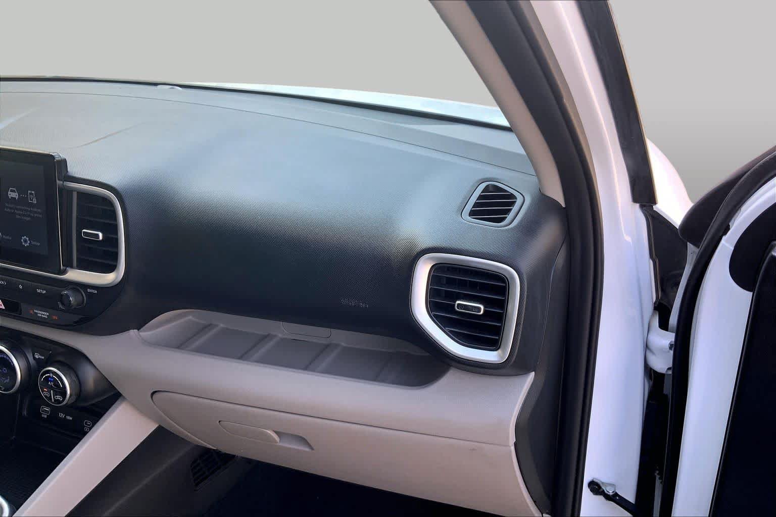 Certified 2025 Hyundai Venue SEL FWD image 18