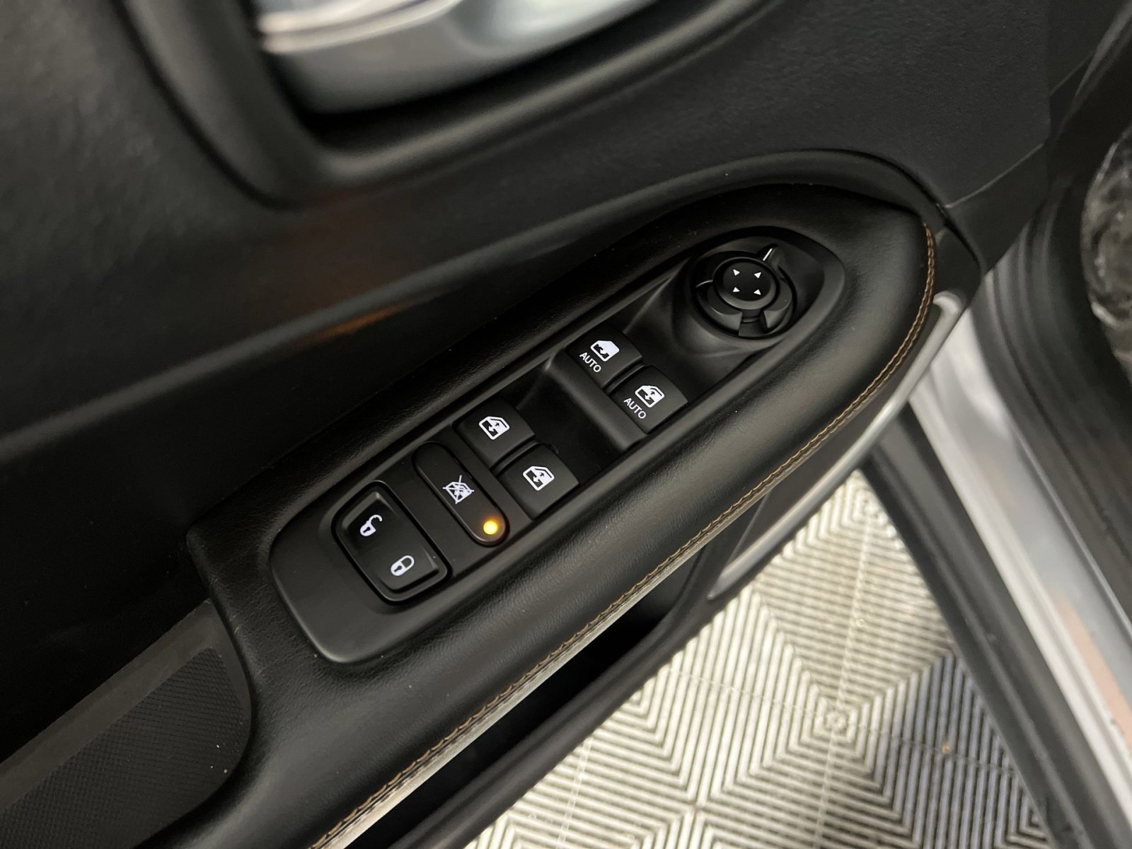 Used 2019 Jeep Compass Limited image 13