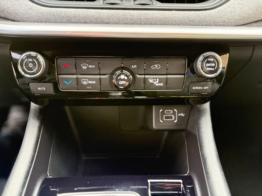 Used 2023 Jeep Compass Latitude image 22