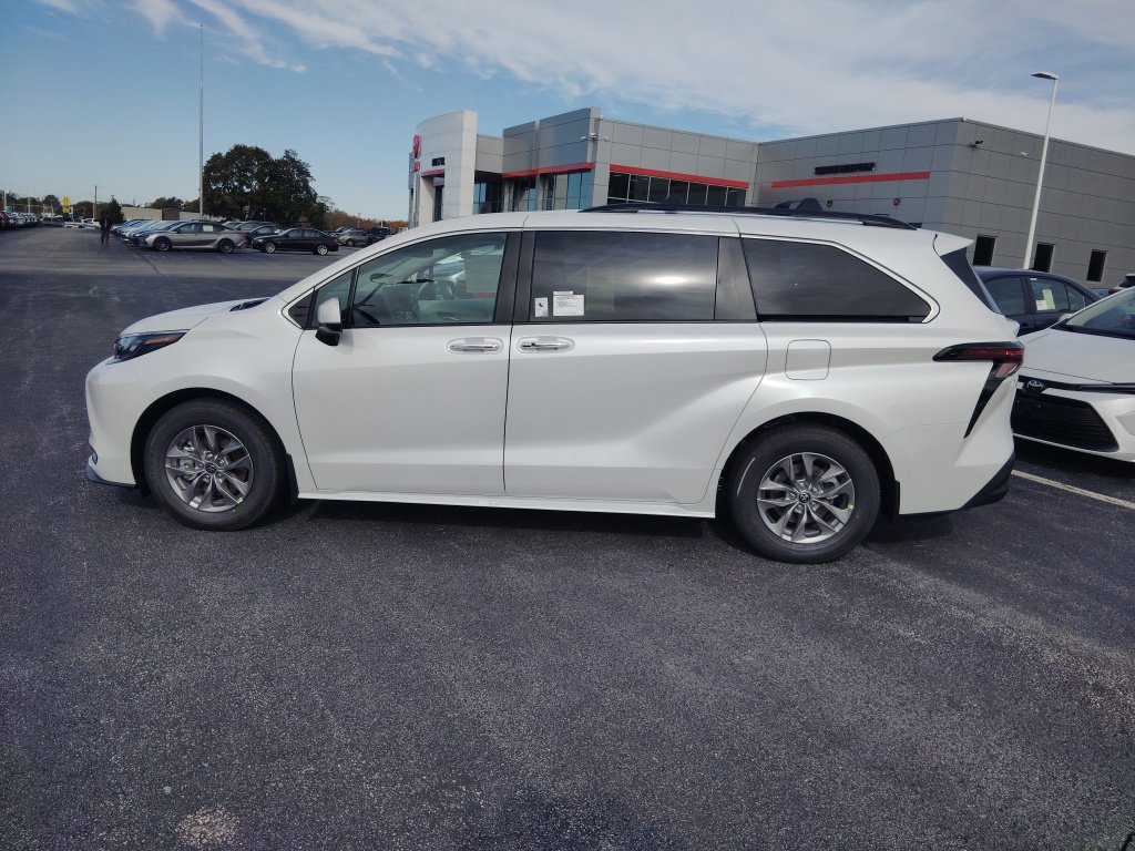 New 2026 Toyota Sienna XLE AWD/4WD image 4