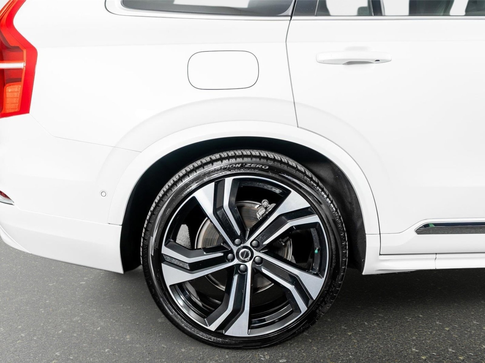 Used 2025 Volvo XC90 B6 Ultra w/ Protection Package Premier image 8