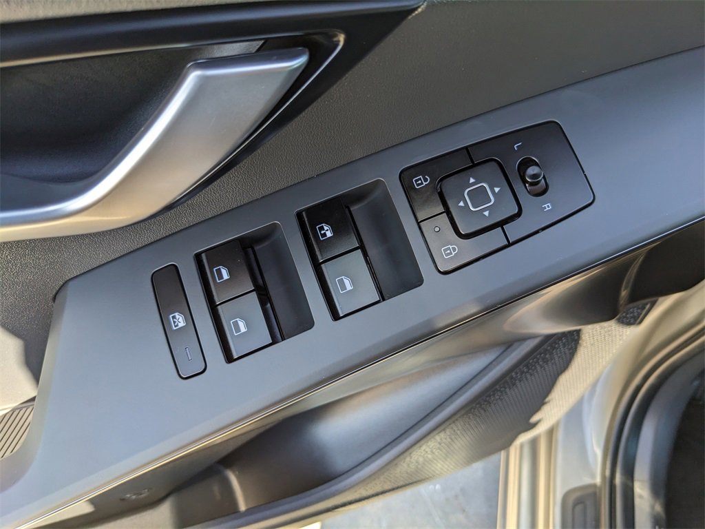 Used 2025 Kia Niro LX image 20