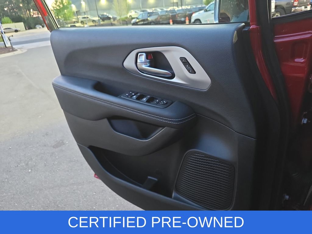 Used 2025 Chrysler Pacifica Limited image 29