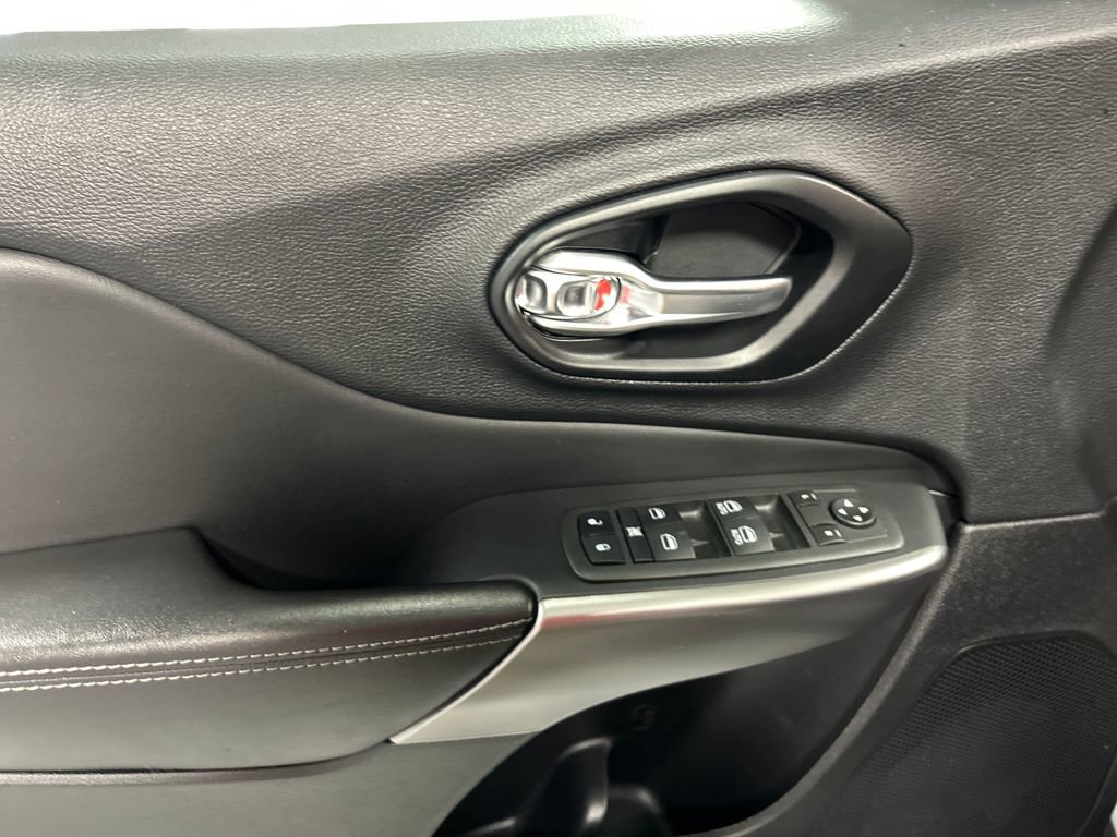 Used 2022 Jeep Cherokee Latitude Lux w/ Sun & Sound Group AWD/4WD image 14