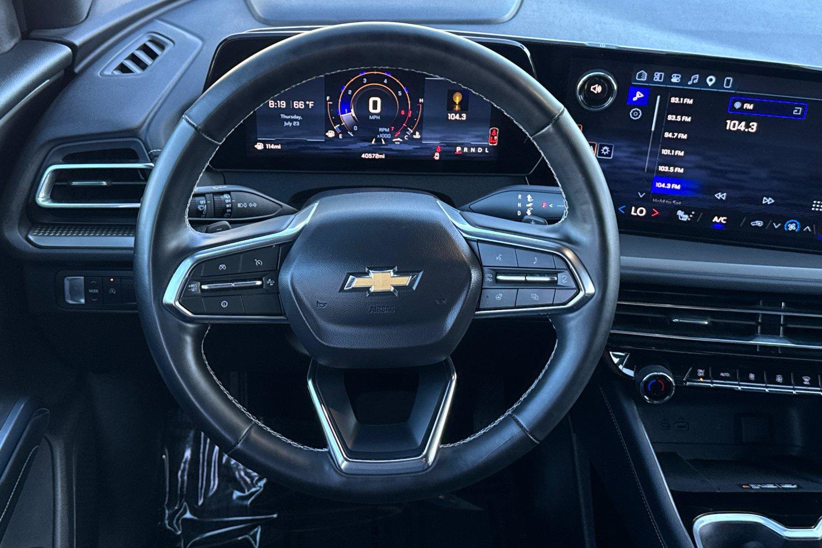 Used 2025 Chevrolet Traverse LT FWD image 16
