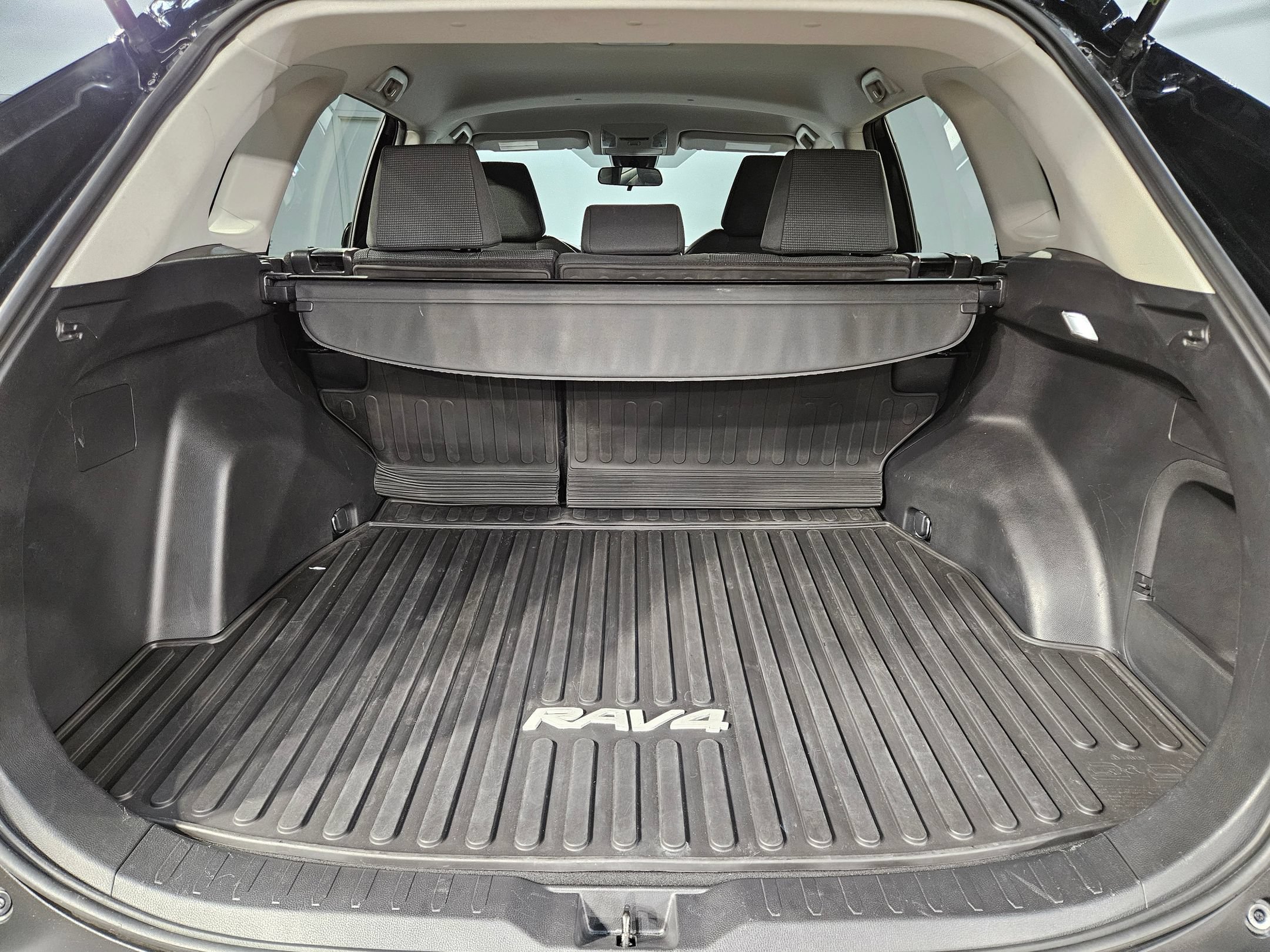 Used 2022 Toyota RAV4 LE AWD/4WD image 18