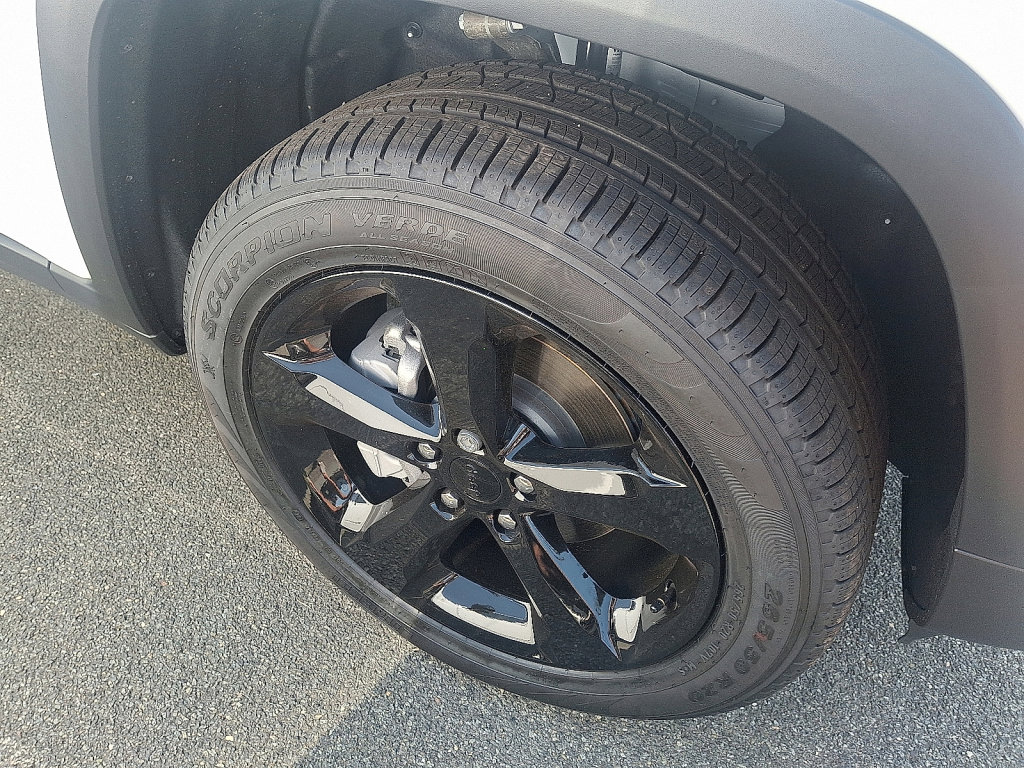 New 2025 Jeep Grand Cherokee Limited w/ Black Appearance Package image 4