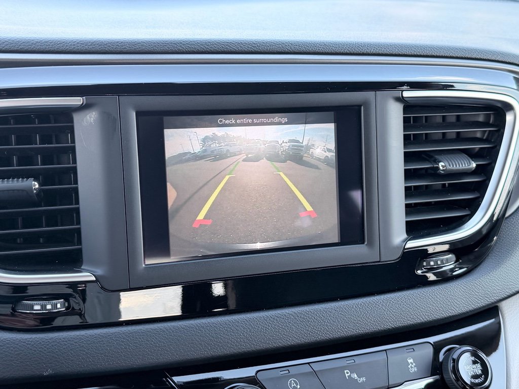 Used 2020 Chrysler Pacifica Touring-L FWD image 16