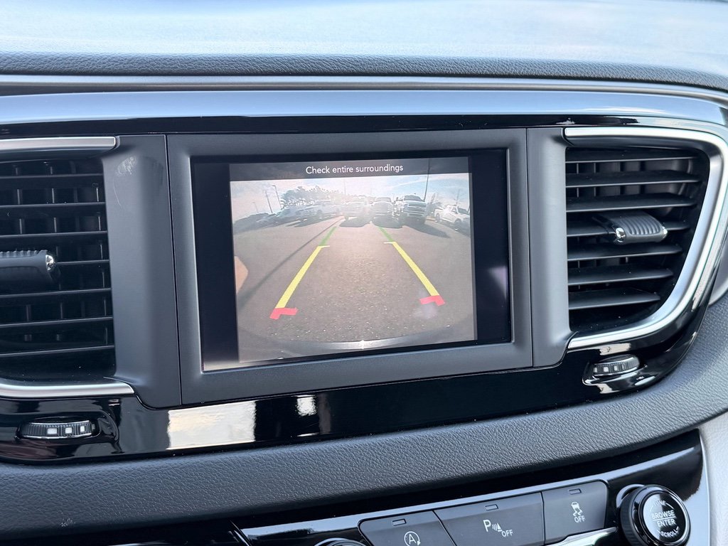 Used 2020 Chrysler Pacifica Touring-L FWD image 16
