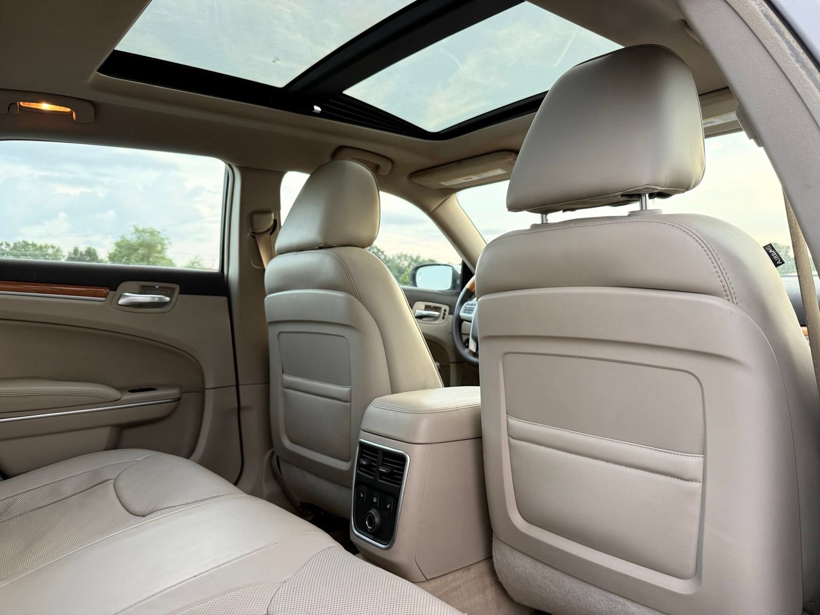 Used 2014 Chrysler 300 C RWD image 28