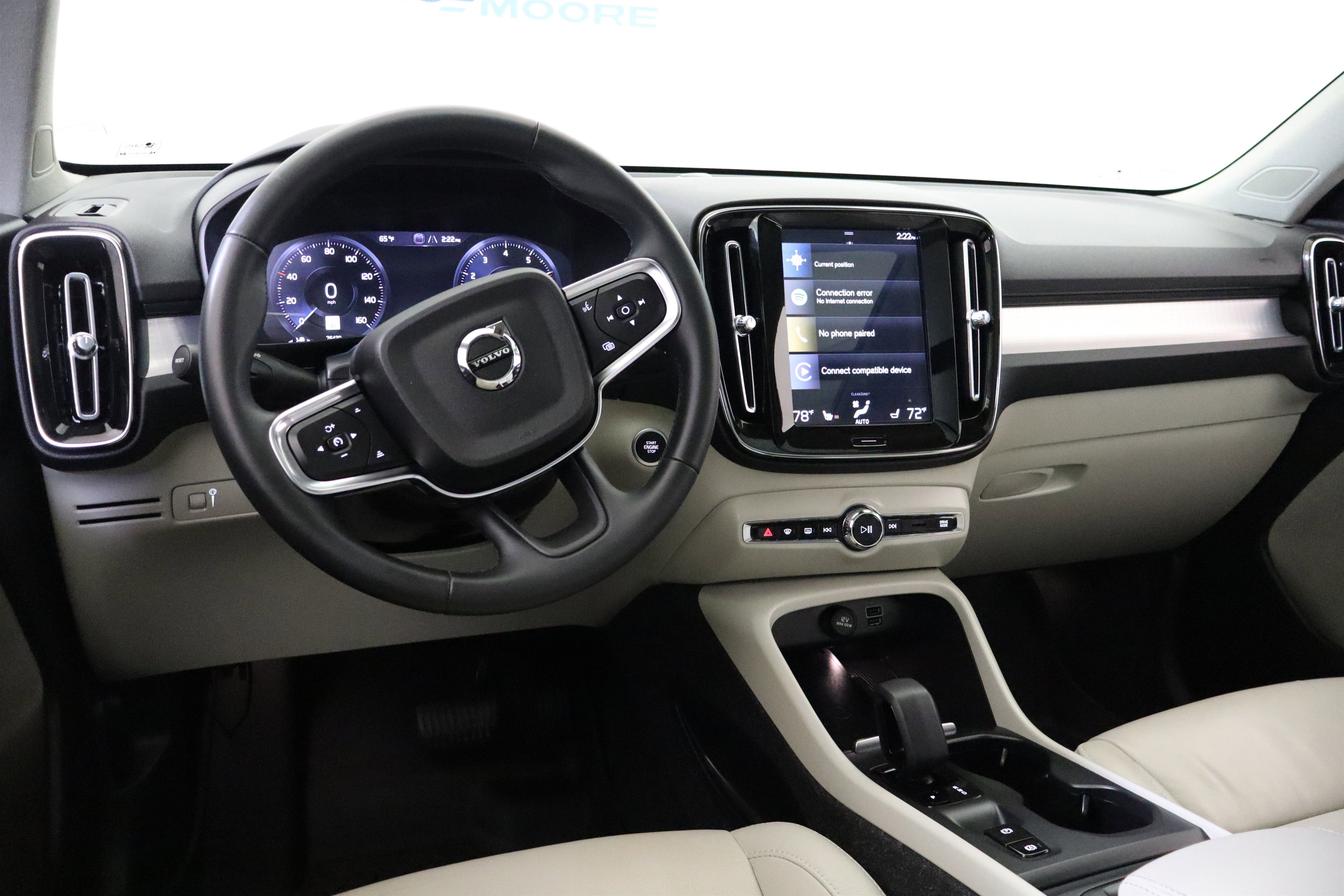 Used 2022 Volvo XC40 T4 Momentum image 17