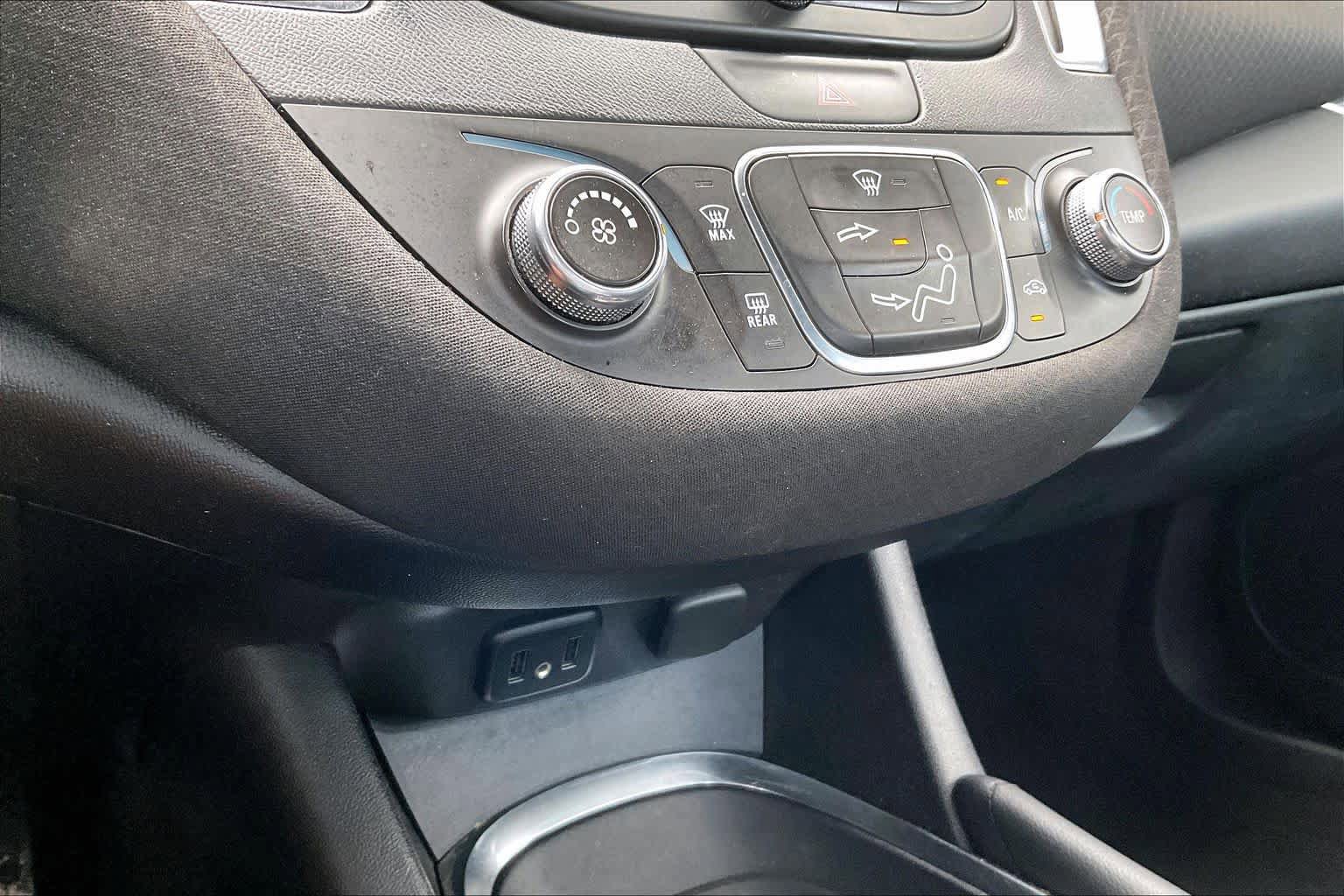 Used 2016 Chevrolet Malibu LT FWD image 32