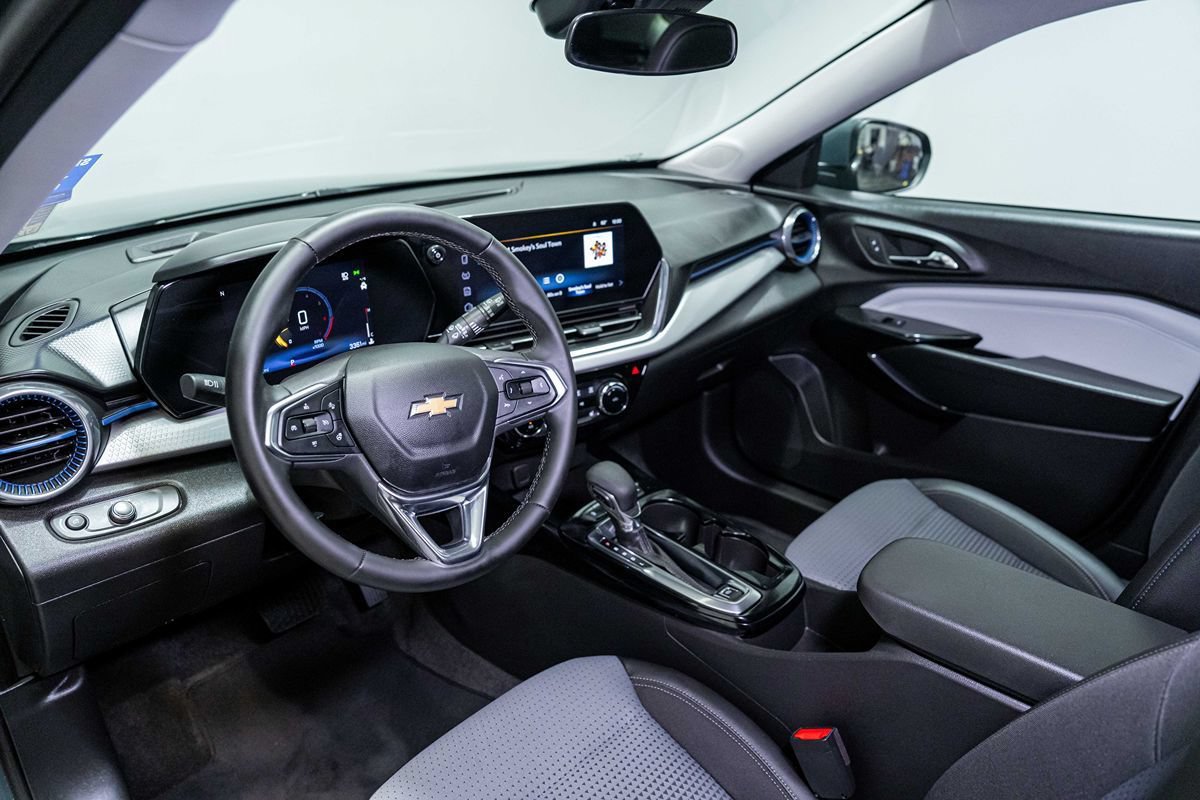 Used 2025 Chevrolet Trax LT w/ LT Convenience Package FWD image 14