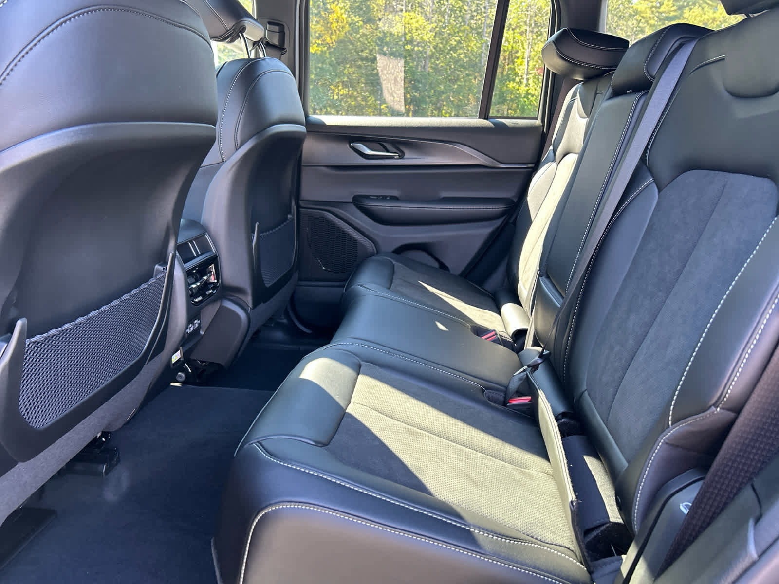 New 2025 Jeep Grand Cherokee Laredo image 31