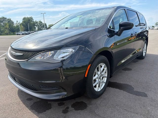 Used 2022 Chrysler Voyager LX FWD image 2