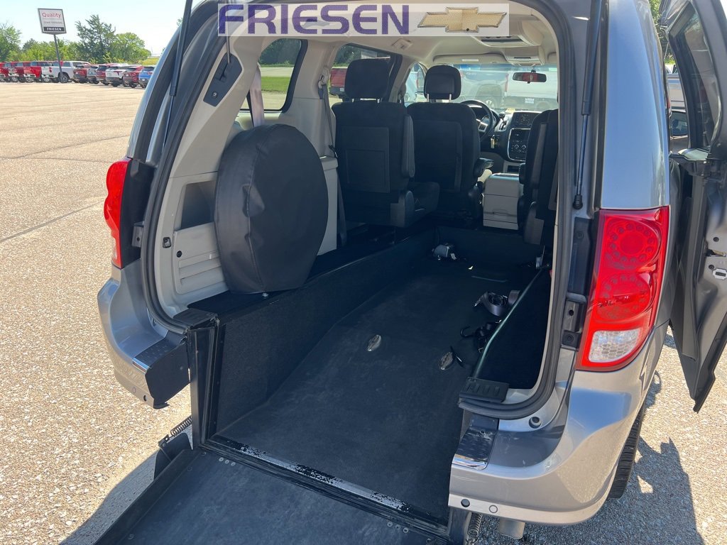 Used 2016 Dodge Grand Caravan SXT w/ Rear Park Assist Package image 2