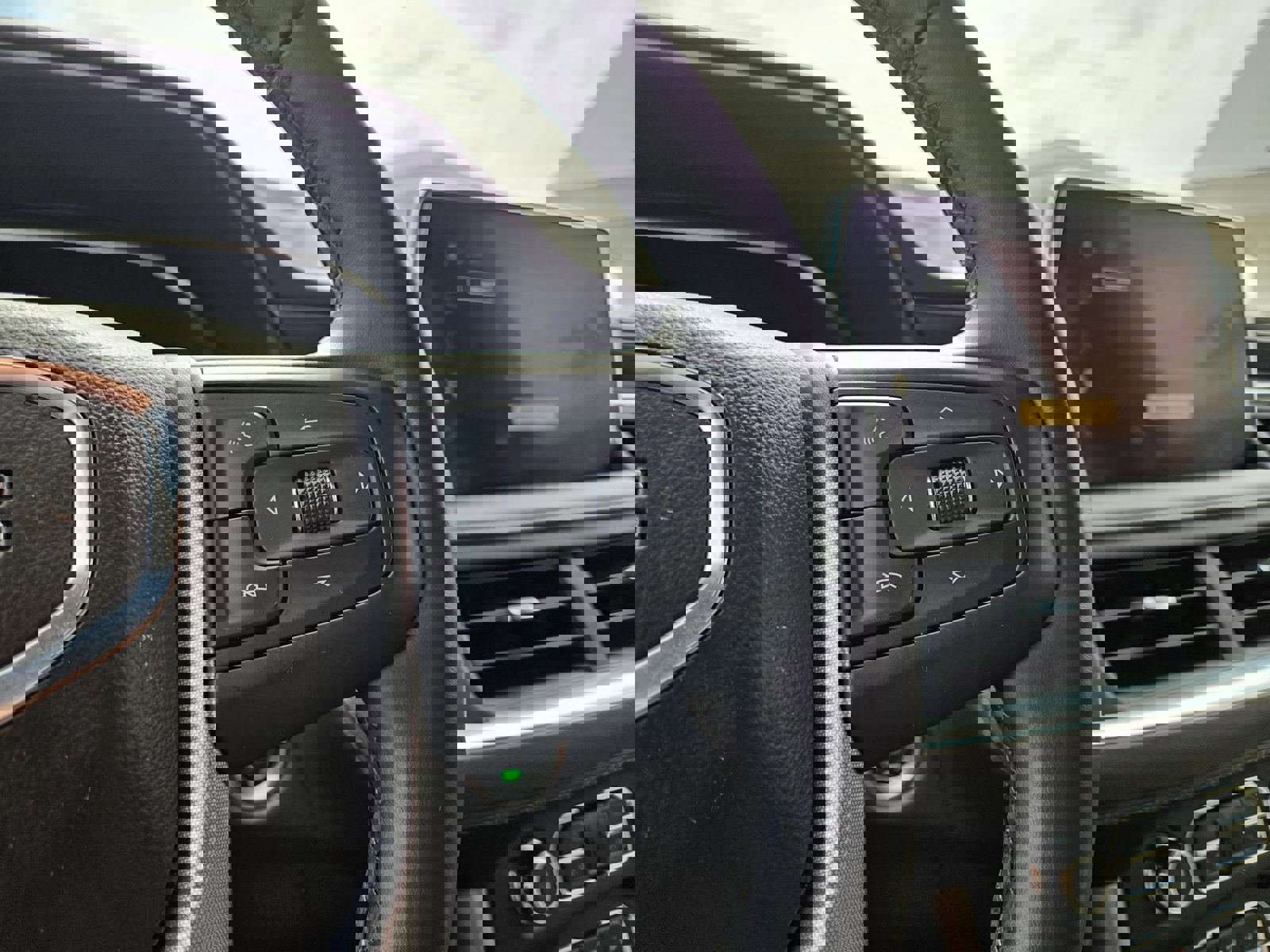 Used 2024 GMC Yukon SLT w/ SLT Luxury Package image 13