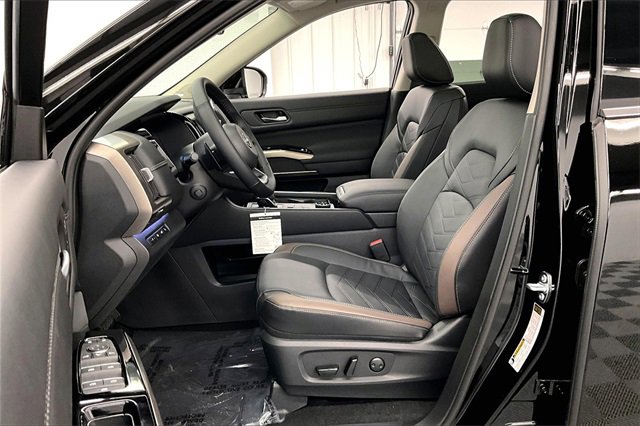 New 2025 Nissan Pathfinder Platinum w/ Lighting Package (N93) image 9