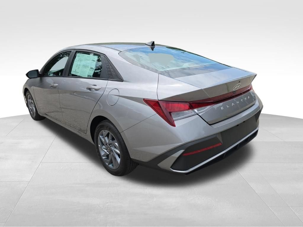 Used 2024 Hyundai Elantra SEL FWD image 8