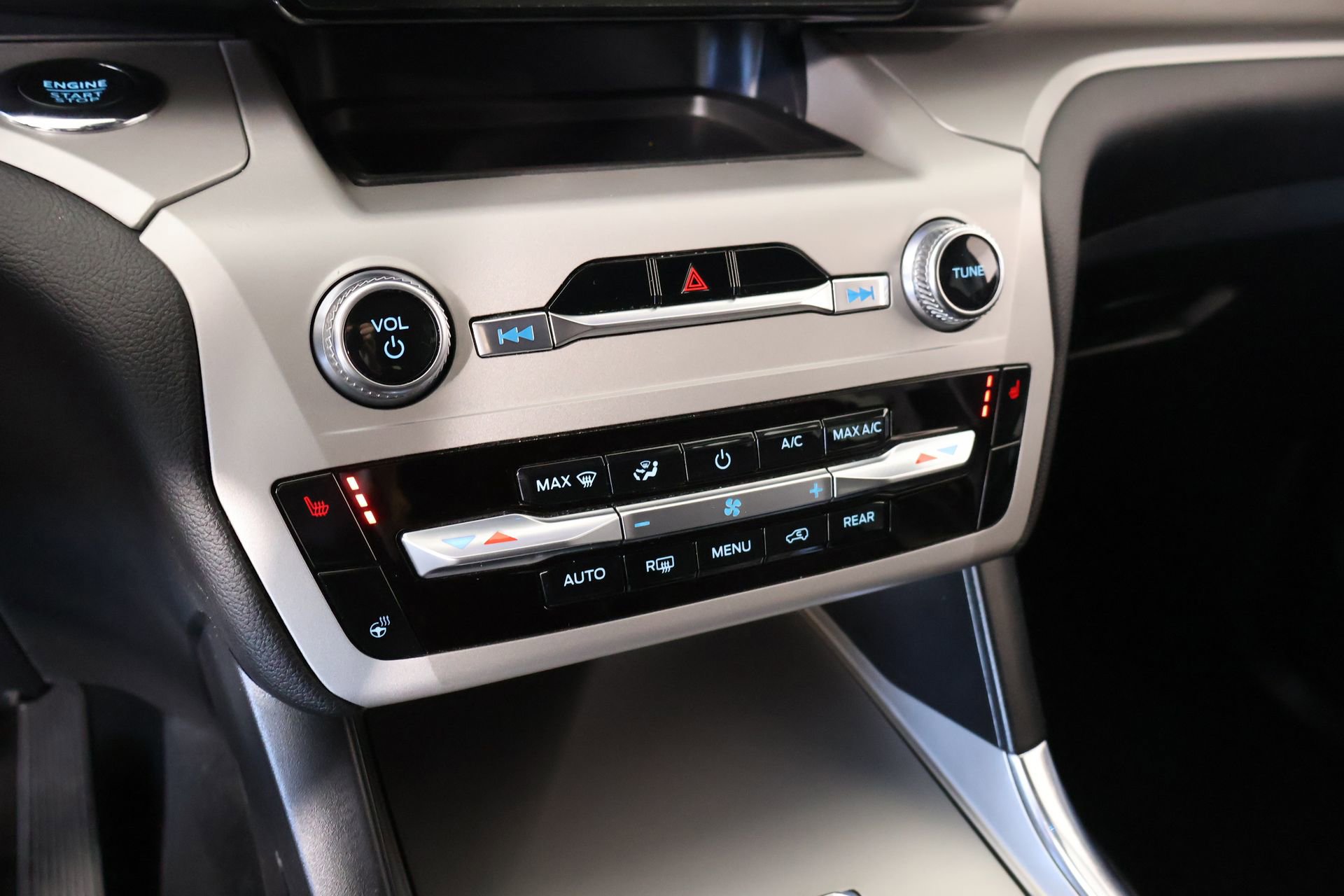 Used 2023 Ford Explorer XLT w/ Equipment Group 202A image 7