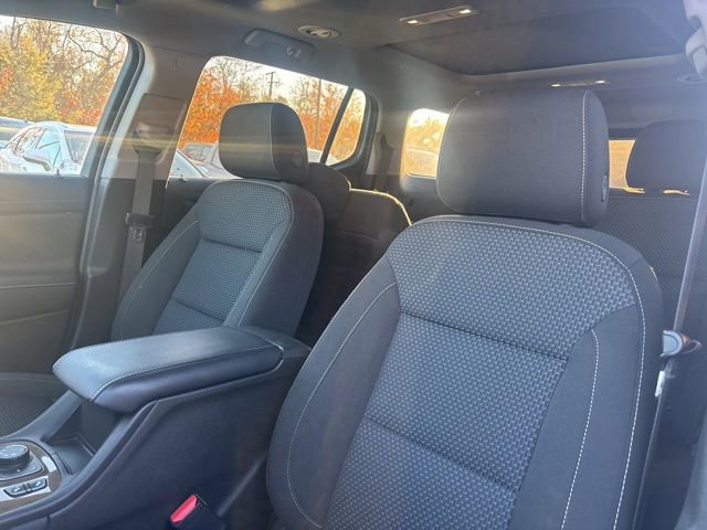 Used 2023 GMC Acadia SLE w/ Driver Convenience Package image 5