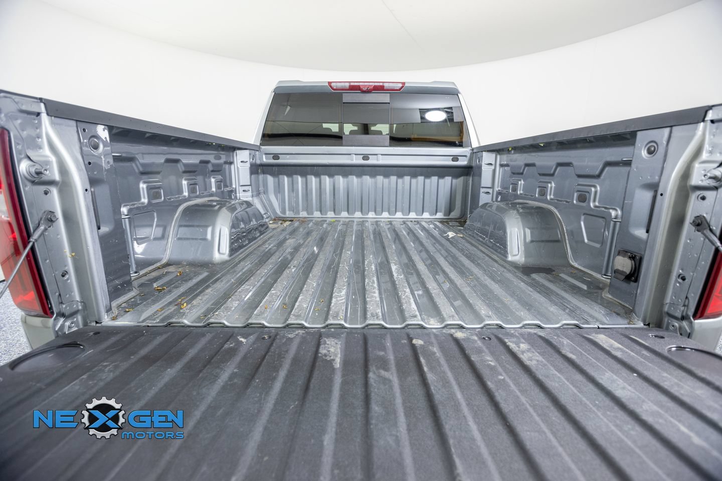 Used 2025 Chevrolet Silverado 1500 High Country w/ Technology Package AWD/4WD image 35