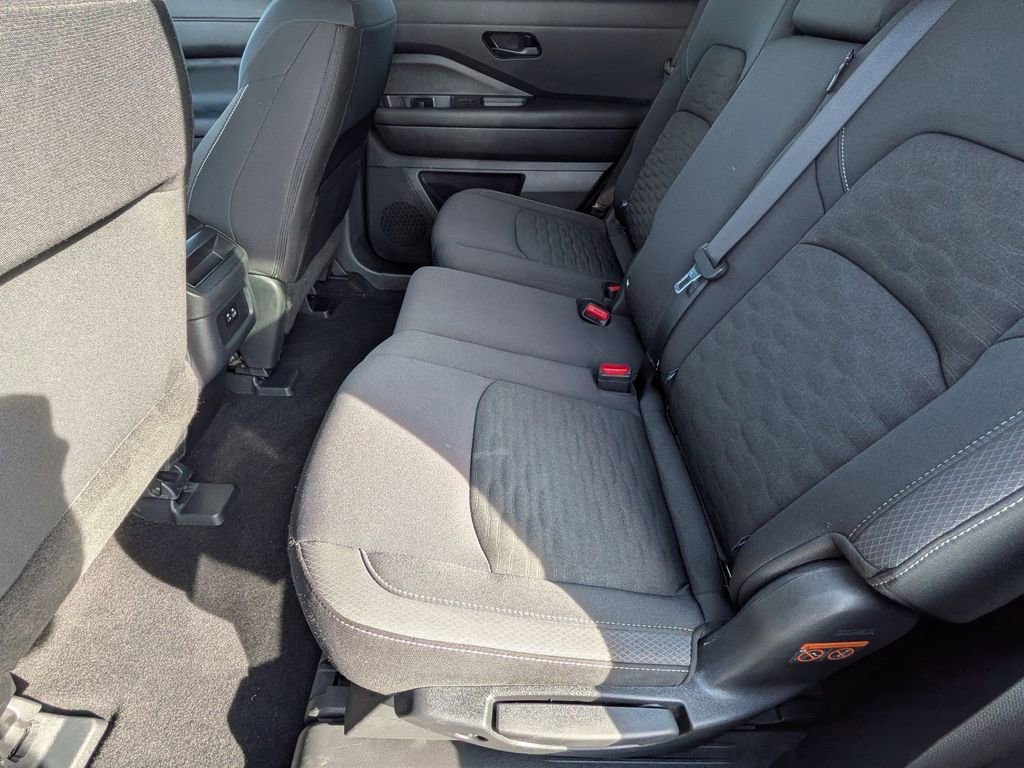 Used 2025 Nissan Pathfinder S image 19