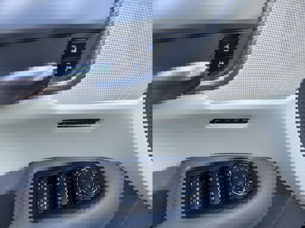 Used 2017 Cadillac XT5 Luxury w/ Driver Awareness Package image 14