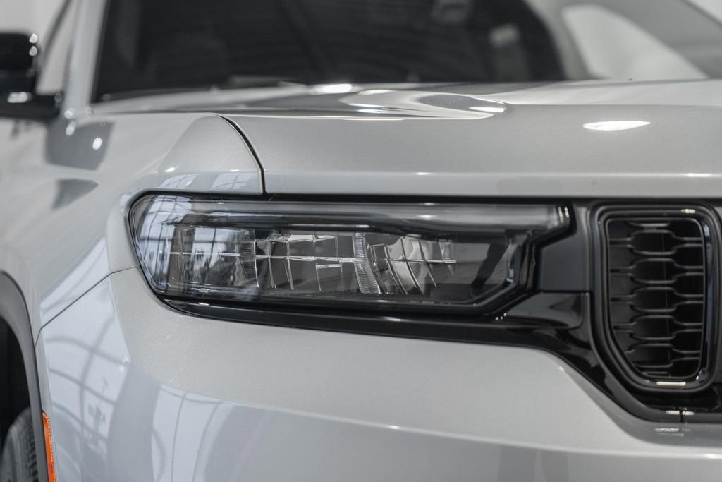 New 2025 Jeep Grand Cherokee Altitude image 12