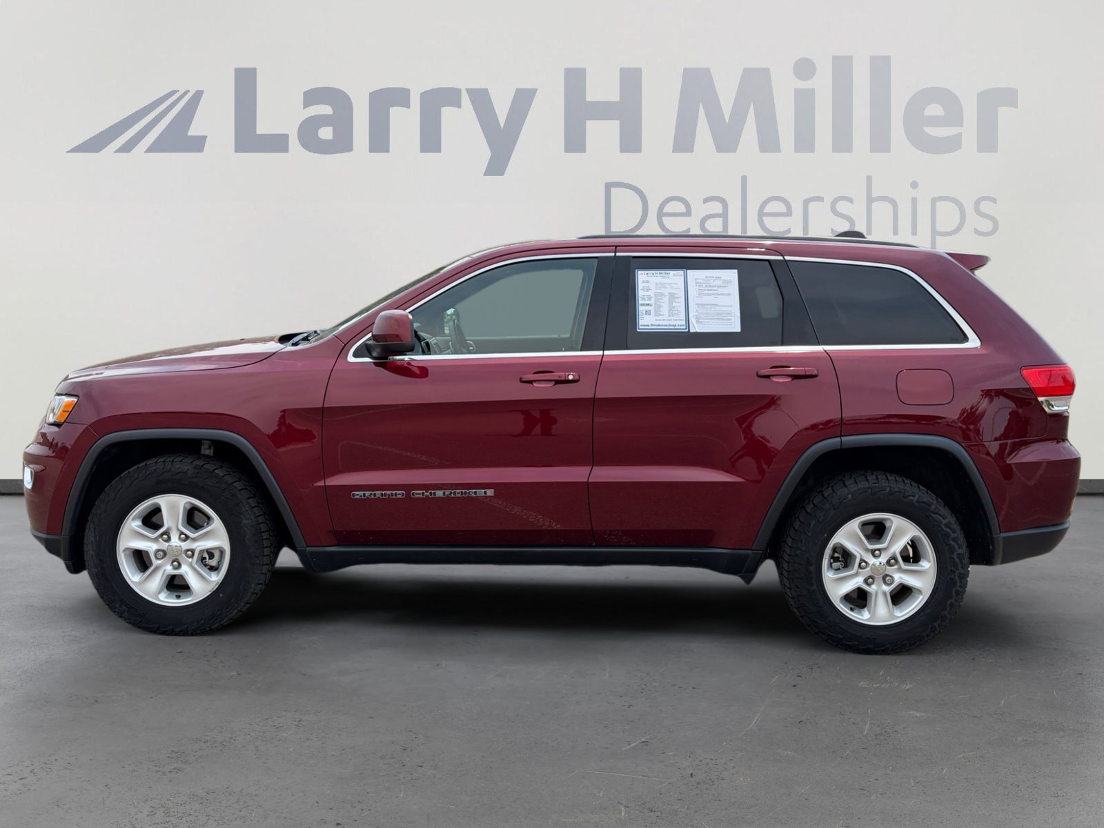 Used 2017 Jeep Grand Cherokee Laredo AWD/4WD image 3