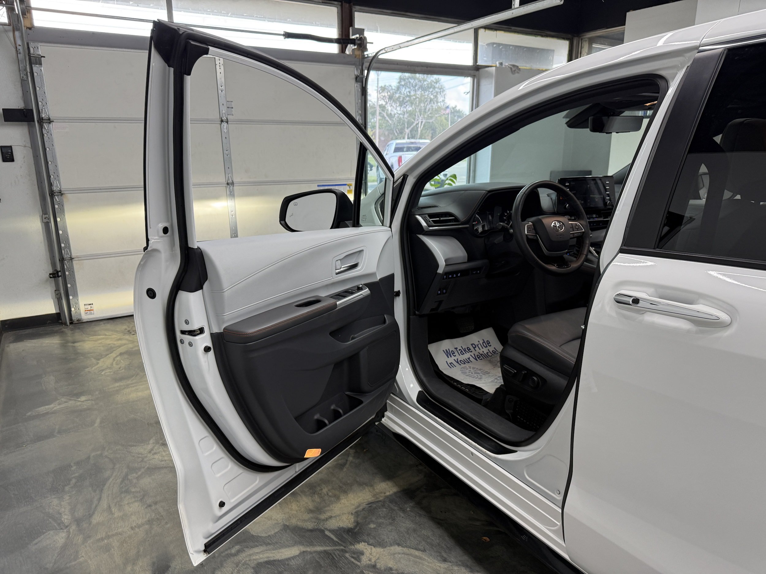 Used 2023 Toyota Sienna XLE FWD image 10