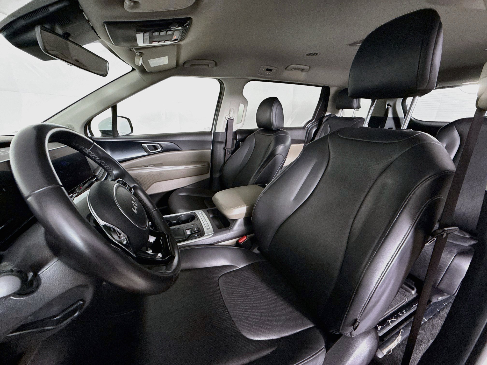 Used 2025 Kia Carnival FWD image 26