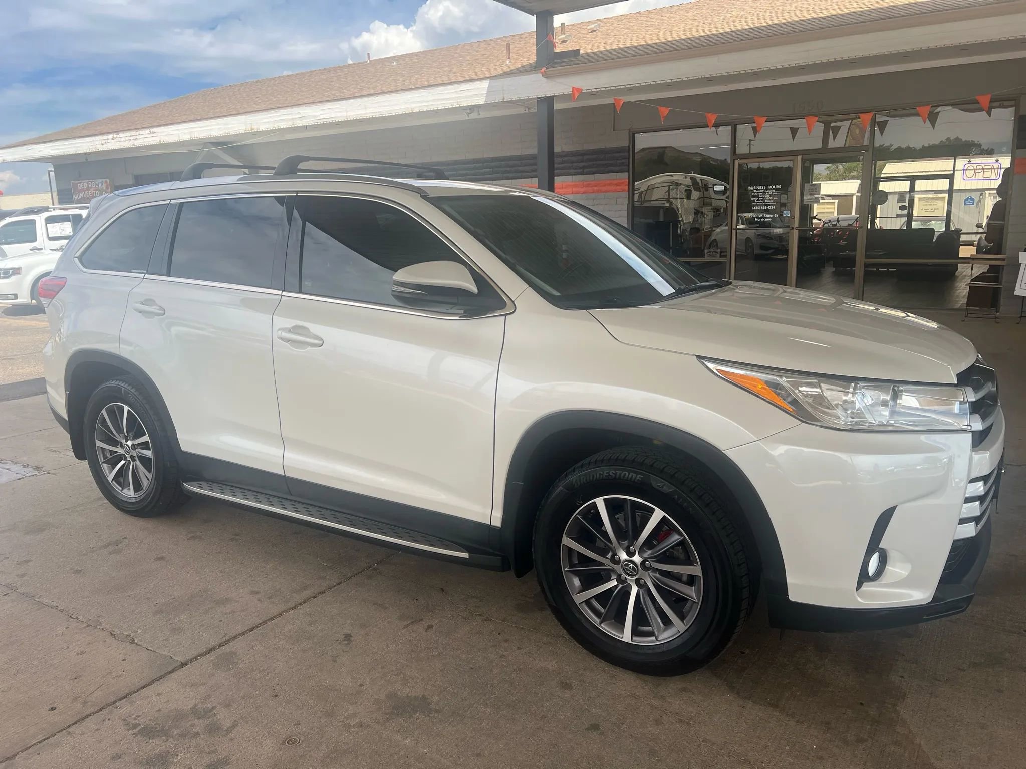 Used 2019 Toyota Highlander SE image 3