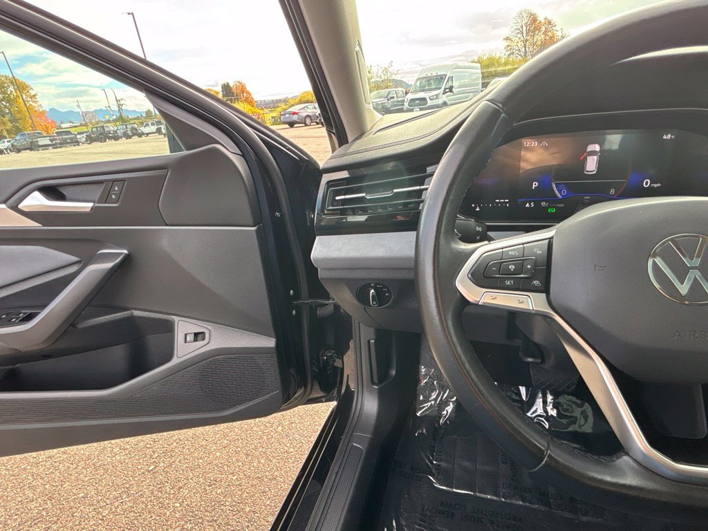 Used 2025 Volkswagen Jetta SE FWD image 32