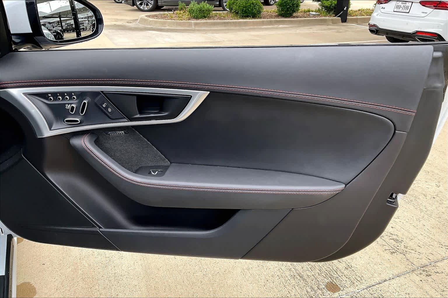 Used 2020 Jaguar F-TYPE R image 23