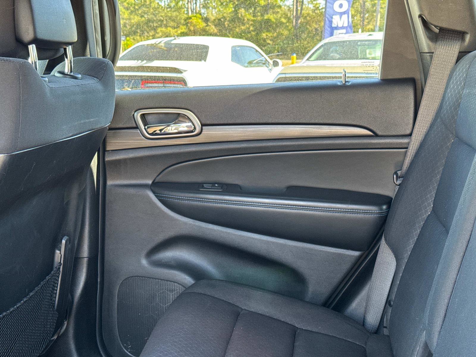 Used 2019 Jeep Grand Cherokee Laredo image 14