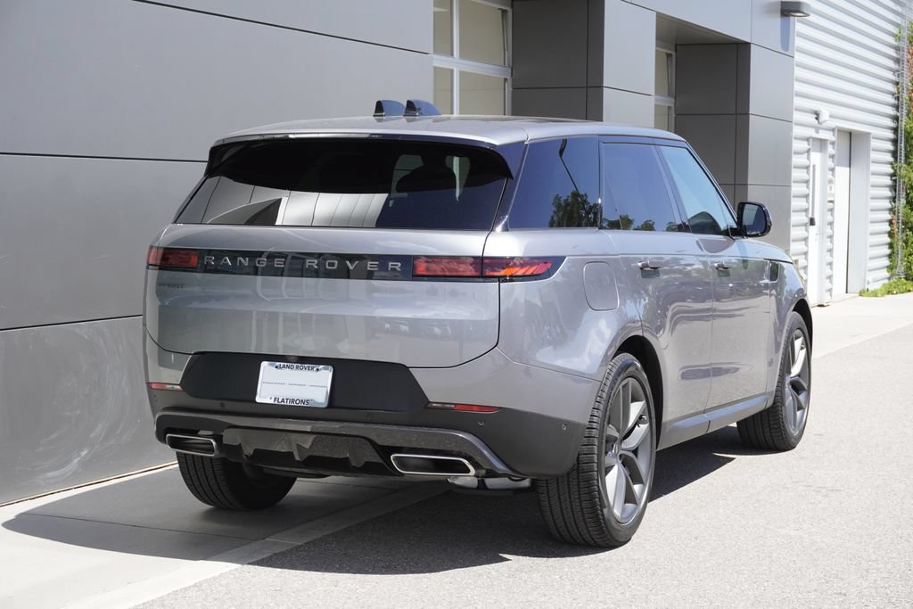 Used 2025 Land Rover Range Rover Sport SE AWD/4WD image 2
