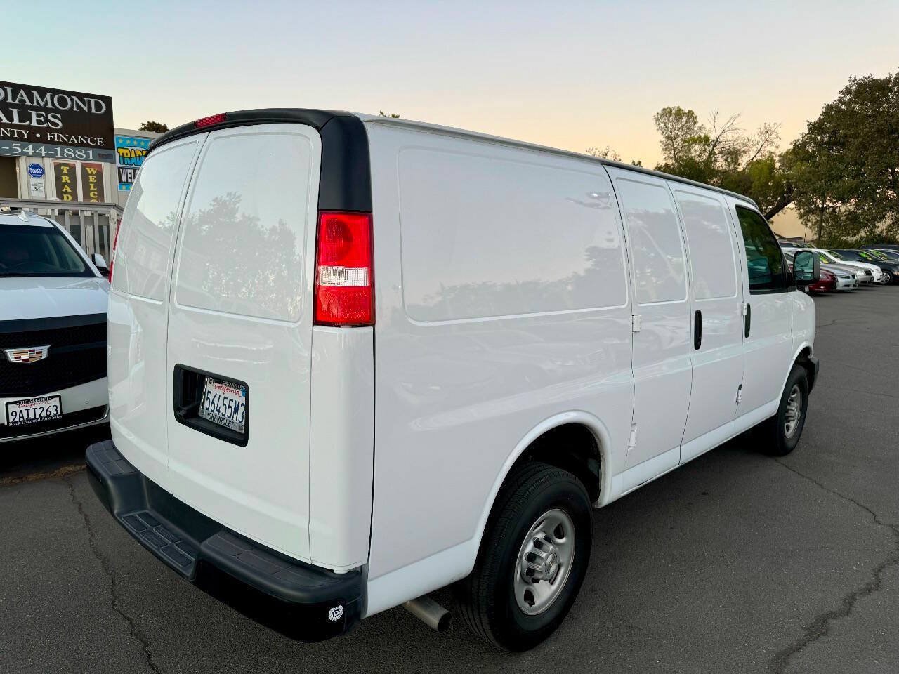 Used 2022 Chevrolet Express 3500 w/ Driver Convenience Package RWD image 9