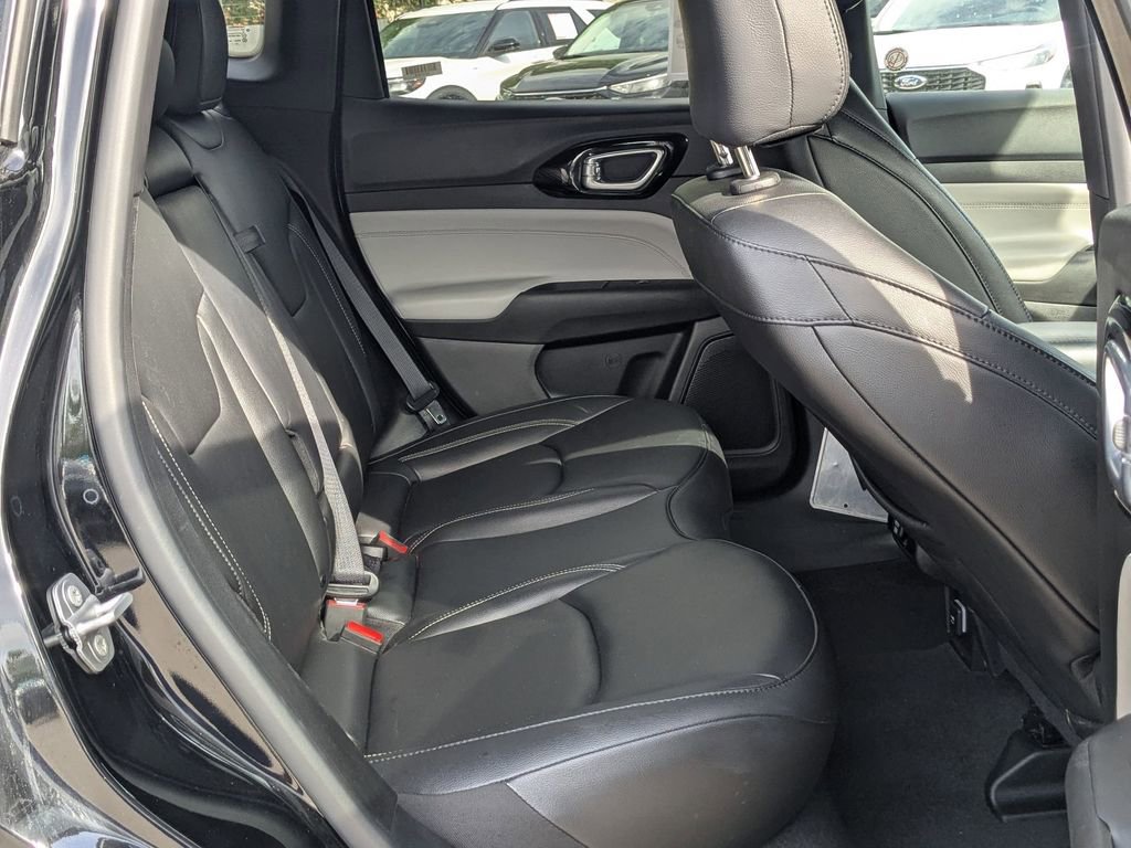 Used 2025 Jeep Compass Limited image 27