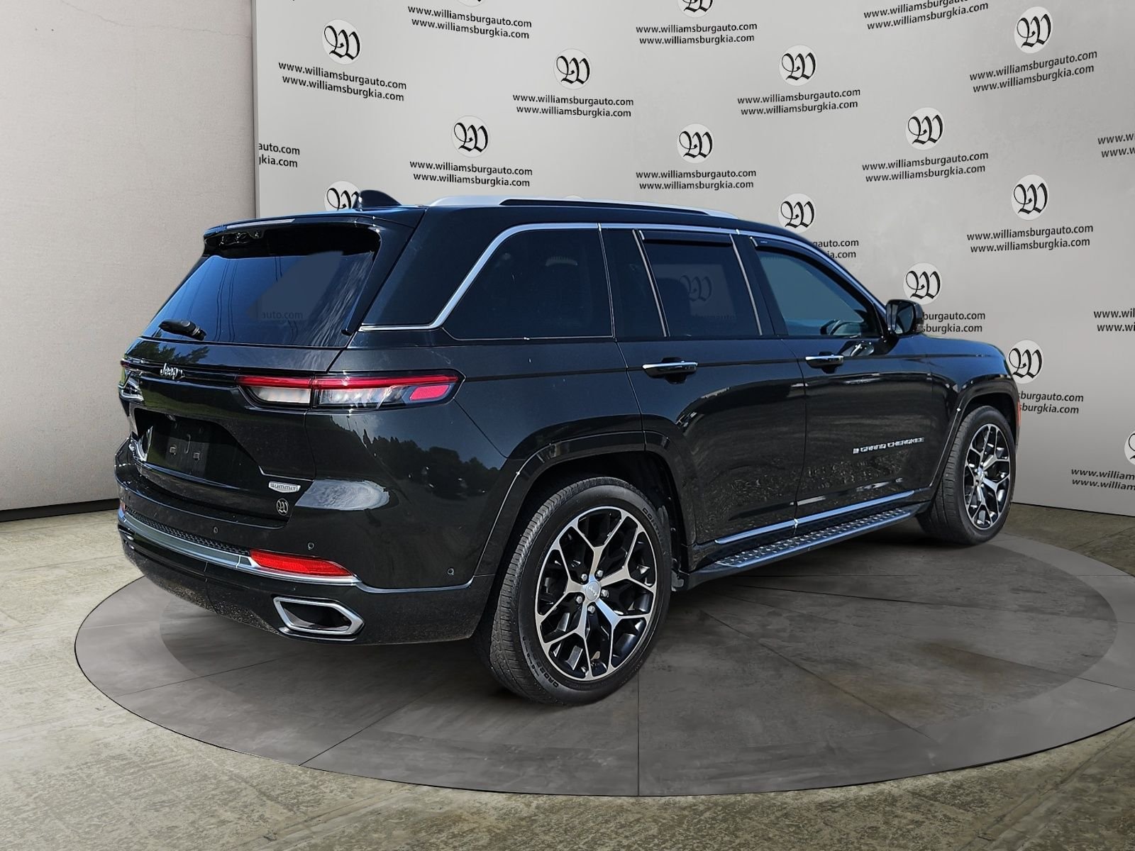 Used 2023 Jeep Grand Cherokee Summit AWD/4WD image 5